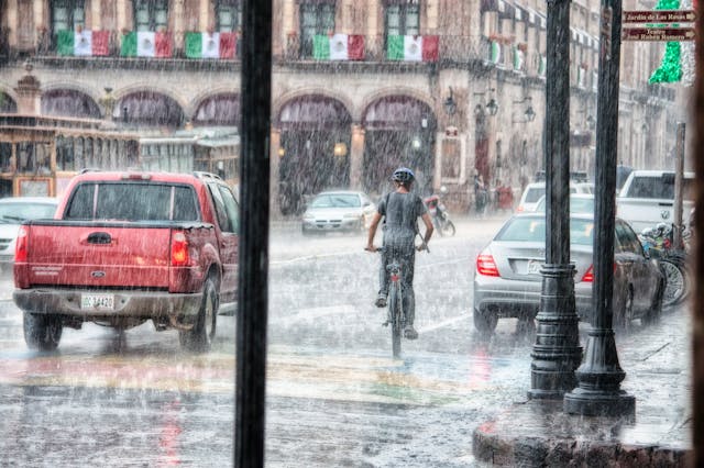 Conducerea unei masini inchiriate in conditii meteorologice extreme: Sfaturi de siguranta